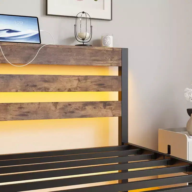Struttura Letto a Piattaforma Matrimoniale con Luci LED RGB, Stazione di Ricarica USB, Resistente, Non Richiede Rete a Molle