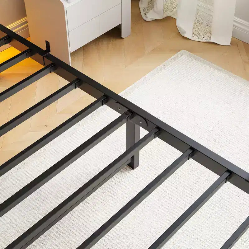 Struttura Letto a Piattaforma Matrimoniale con Luci LED RGB, Stazione di Ricarica USB, Resistente, Non Richiede Rete a Molle