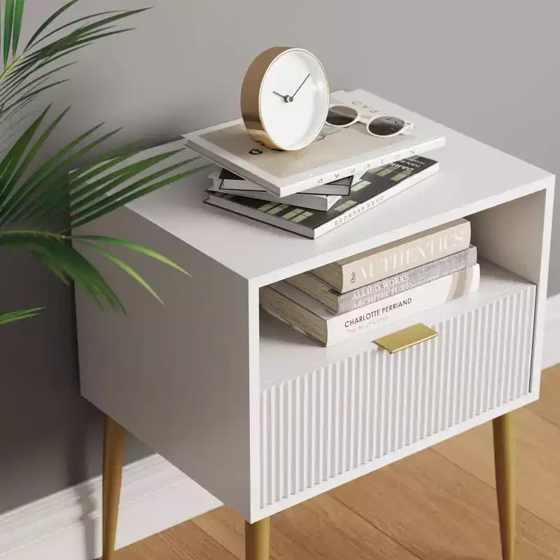Comodino con cassetto scanalato Jacklyn Wood bianco: Comodino moderno, superficie laminata