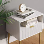 Comodino con cassetto scanalato Jacklyn Wood bianco: Comodino moderno, superficie laminata