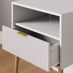 Comodino con cassetto scanalato Jacklyn Wood bianco: Comodino moderno, superficie laminata
