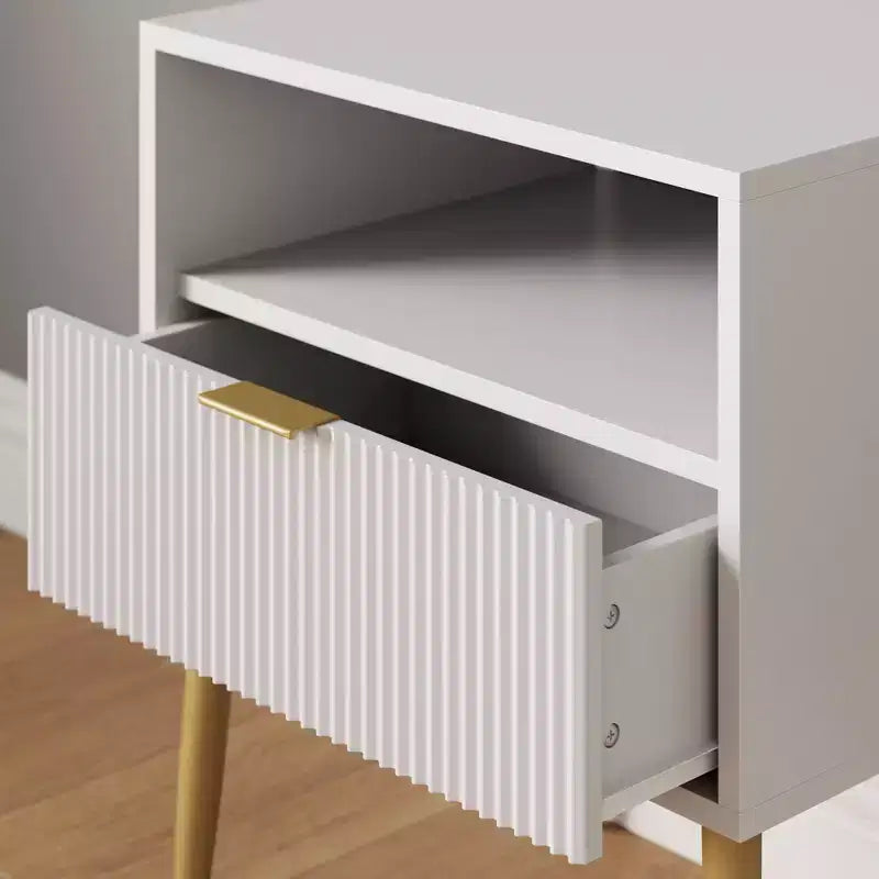 Comodino con cassetto scanalato Jacklyn Wood bianco: Comodino moderno, superficie laminata