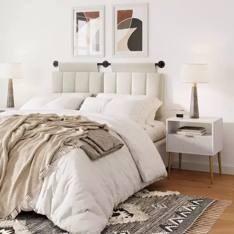 Comodino con cassetto scanalato Jacklyn Wood bianco: Comodino moderno, superficie laminata